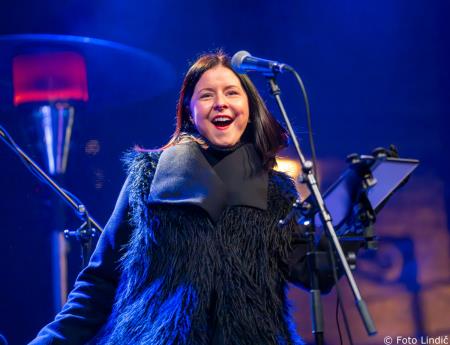 Temperamentna Tanja Žagar je razgrela kamniško publiko za najdaljšo noč v letu in silvestrovanje v centru Pravljičnega Kamnika (7)